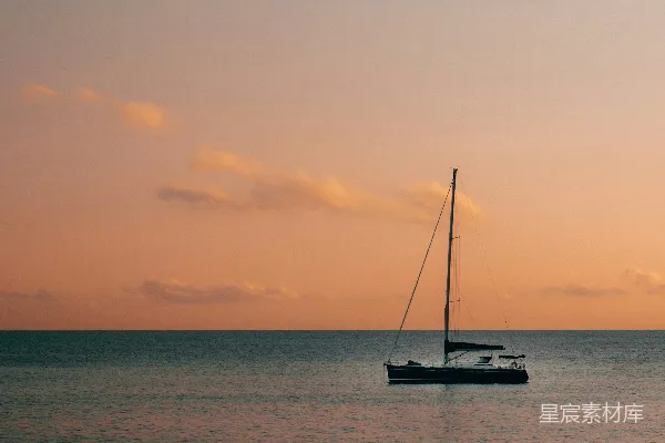 高清摄影 黑色游艇在夕阳下停泊在海上