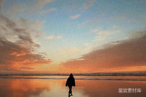高清摄影 一个在日落时分走在海滩上的人