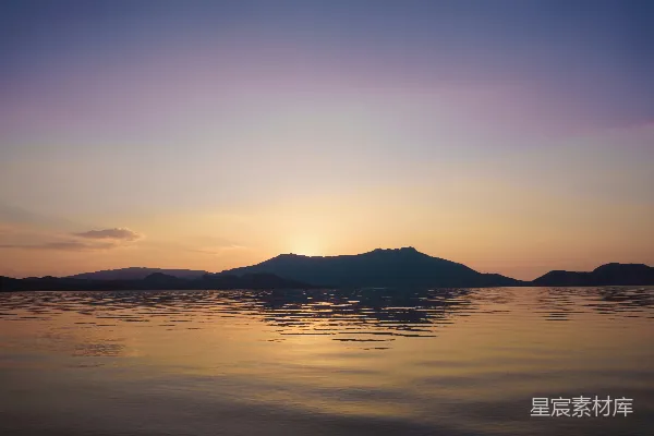 高清摄影 一片水域，背景是山丘。
