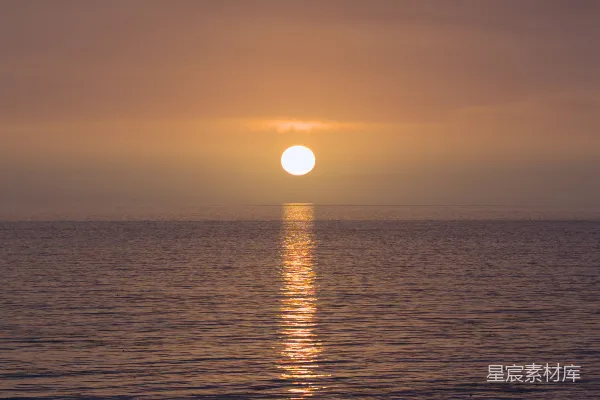 高清摄影 夕阳在平静的海面上落下。