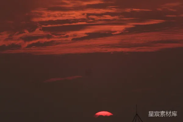 高清摄影 夕阳正映照着城市的天际线。