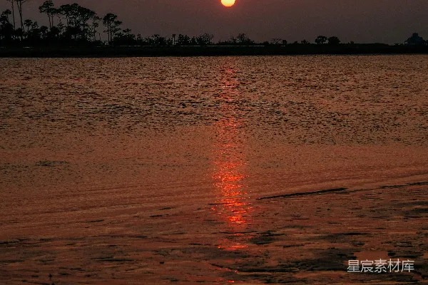高清摄影 夕阳的余晖映照在水面上。
