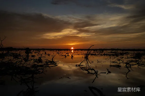 高清摄影 夕阳在远处的水面上落下。