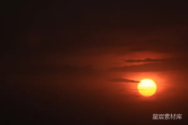 高清摄影 夕阳西下，云层中落下