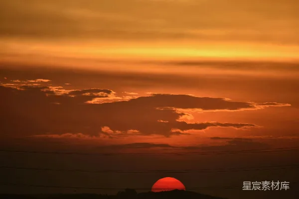 高清摄影 一个红色的帐篷在夕阳前。