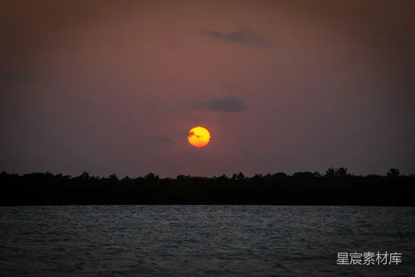 高清摄影 夕阳正挂在水面上方。
