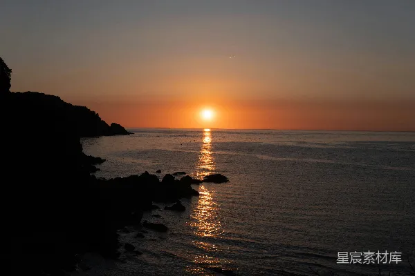 高清摄影 夕阳照耀在一片水域之上