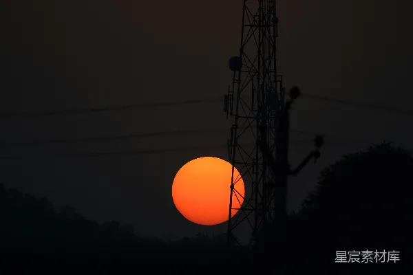 高清摄影 夕阳下电杆的剪影