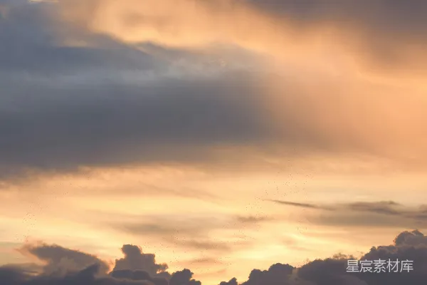 高清摄影 在阴云密布的天空下，一片广阔的水域