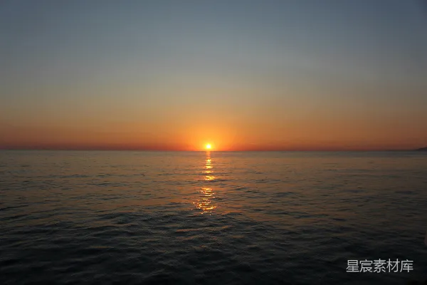 高清摄影 夕阳在一片宁静而广阔的海洋上落下。