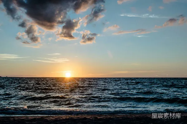 高清摄影 夕阳映照在海面上
