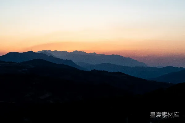 高清摄影 夕阳正在群山之上落下。