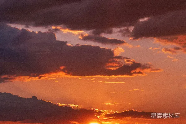 高清摄影 夕阳正在城市上空落下。