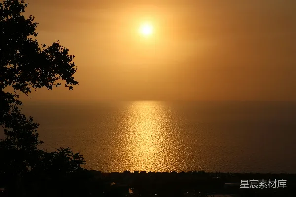 高清摄影 夕阳正在一汪水域上落下