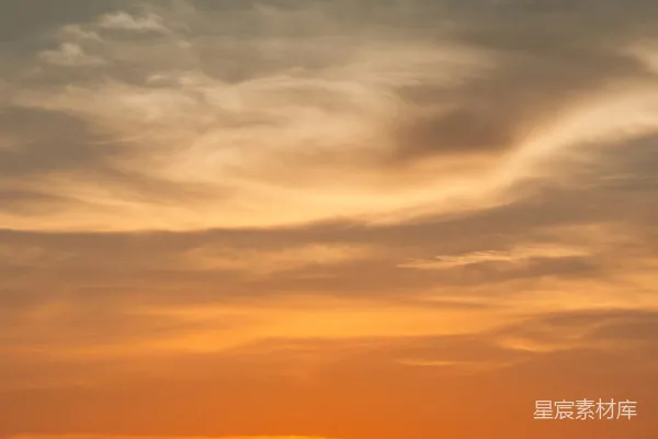 高清摄影 一架飞机在夕阳下飞行。