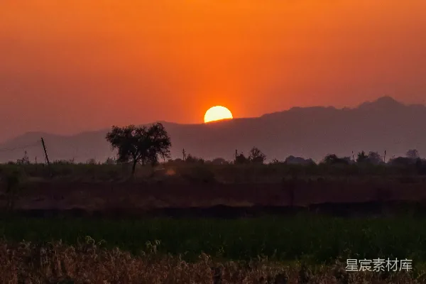 高清摄影 夕阳正笼罩着远处的群山。