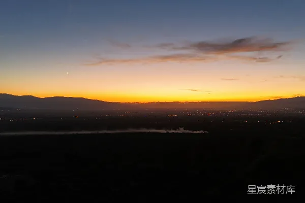 高清摄影 夕阳正在远处的山脉上落下。