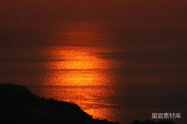 高清摄影 夕阳正挂在水面上方。