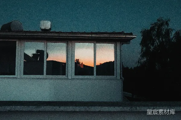 高清摄影 一幢夜晚有屋顶和窗户的房子