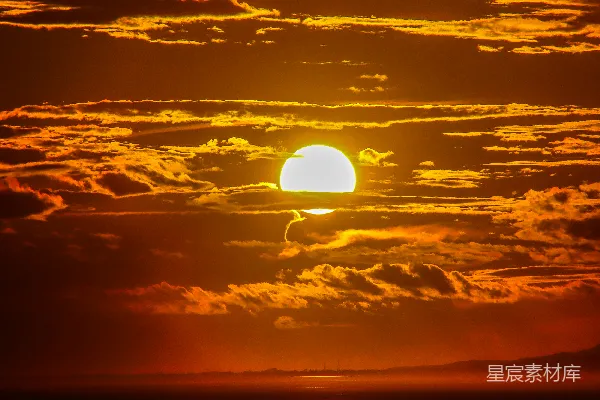 高清摄影 夕阳映照在水面上的景象