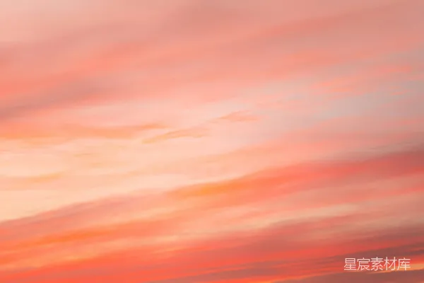 高清摄影 一架飞机在夕阳中飞行。
