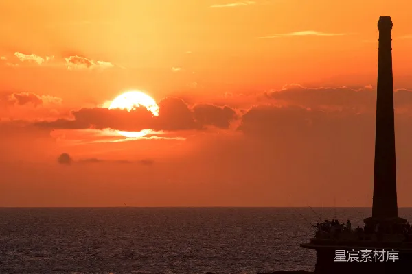 高清摄影 夕阳下海上的船影