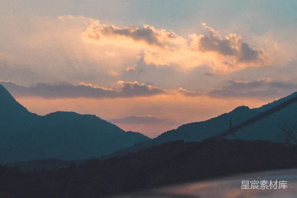 高清摄影 一群鸟在山峦上空飞翔
