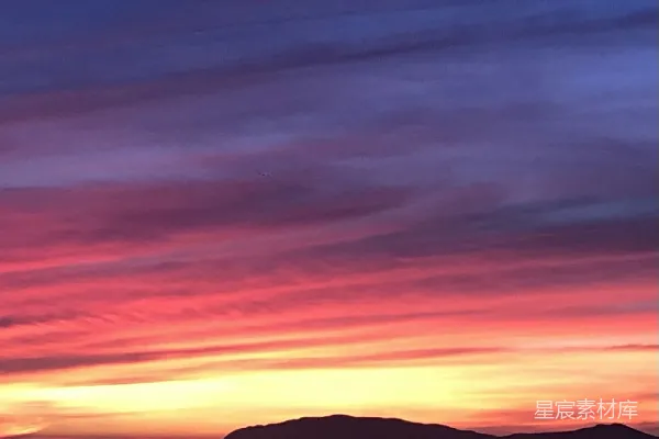 高清摄影 落日余晖中的远处山峦