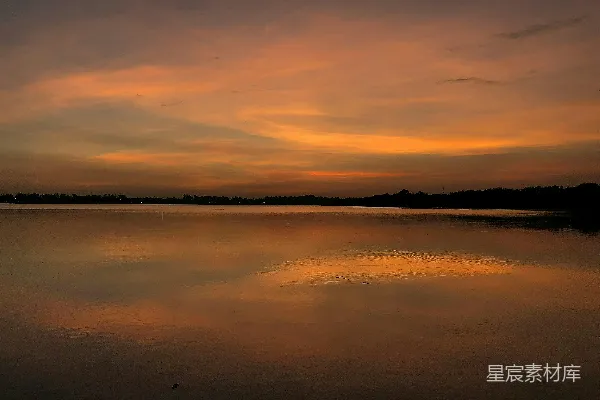 高清摄影 夕阳在平静的水面上映照得非常美丽。