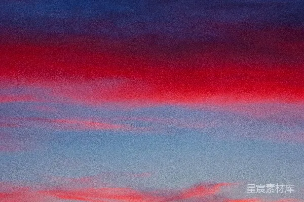 高清摄影 红蓝相间的天空和背景中的树木