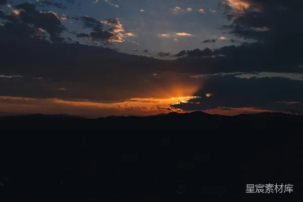 高清摄影 夕阳正照在山脉之上