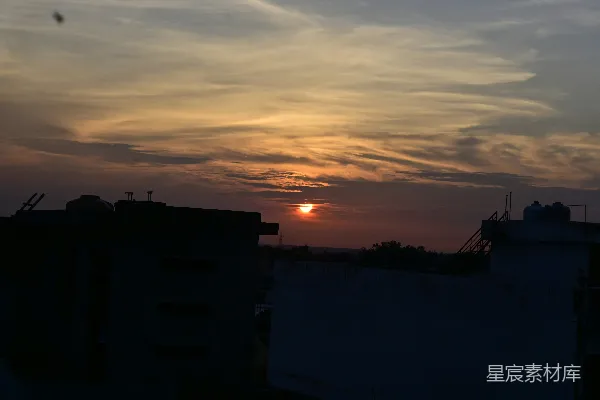 高清摄影 夕阳正在一些建筑物上方落下。