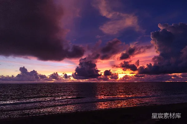 高清摄影 夕阳正照耀着海面，天边的云彩在飘动。
