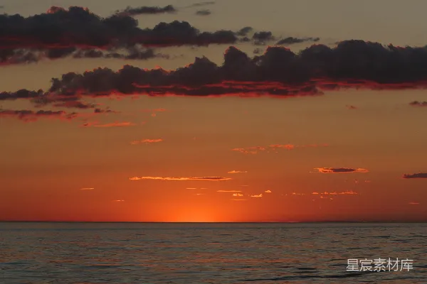 高清摄影 夕阳映照在水面上的景象