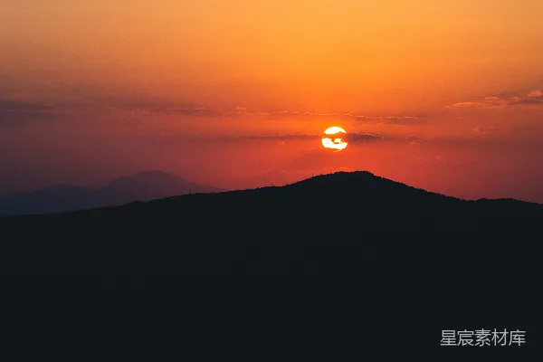 高清摄影 夕阳正照耀着山脉。