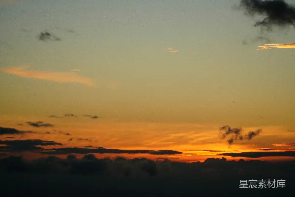 高清摄影 一架飞机在夕阳下飞行。