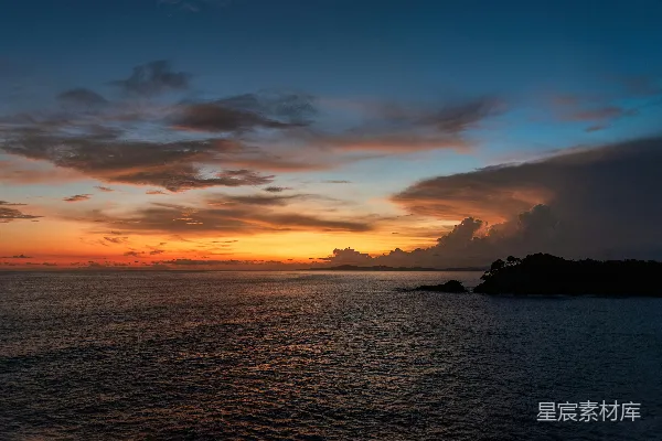 高清摄影 夕阳映照在水面上，天空中有云朵。