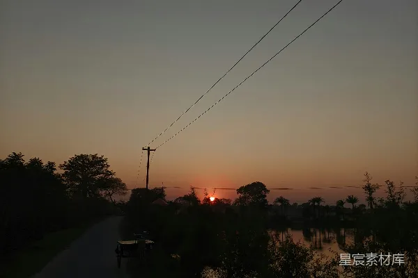 高清摄影 夕阳正缓缓沉入一片水域。