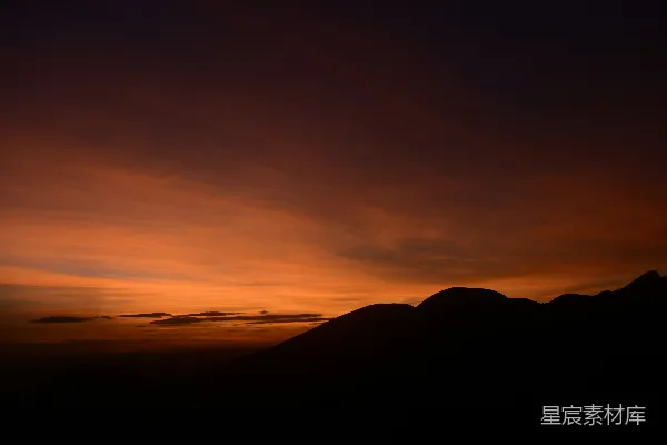 高清摄影 夕阳正映照着山峦。