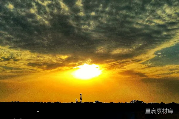 高清摄影 太阳正在一片大水域上落下。
