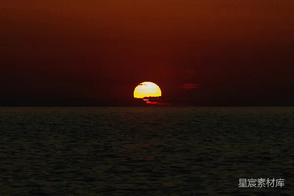 高清摄影 太阳正在海洋上落下。