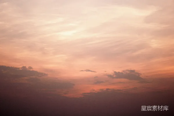 高清摄影 一架飞机在夕阳下飞行。