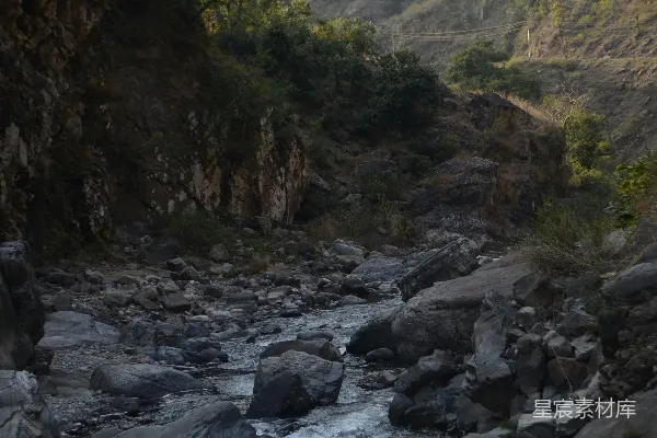 高清摄影 一条河穿过一片翠绿的山坡