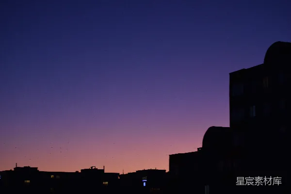 高清摄影 紫色和蓝色的天空，背景中有建筑物。