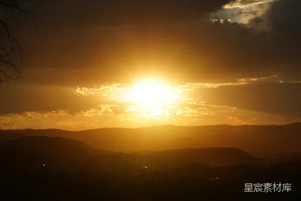 高清摄影 夕阳正映照在山脉之上
