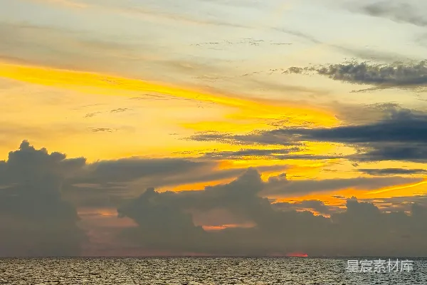 高清摄影 美丽的橙色和黄色夕阳映照在海面上。