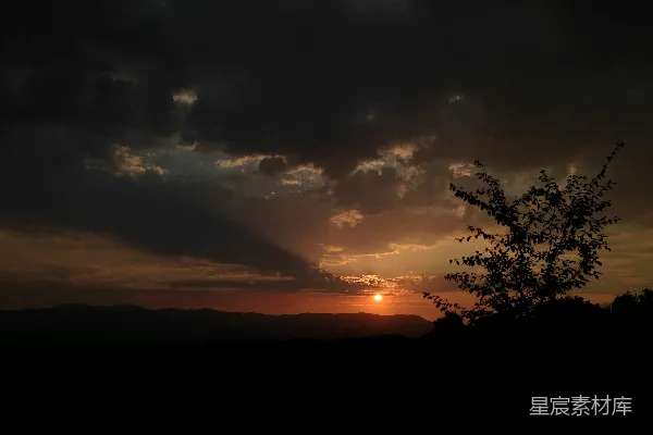 高清摄影 夕阳正笼罩在山脉之上