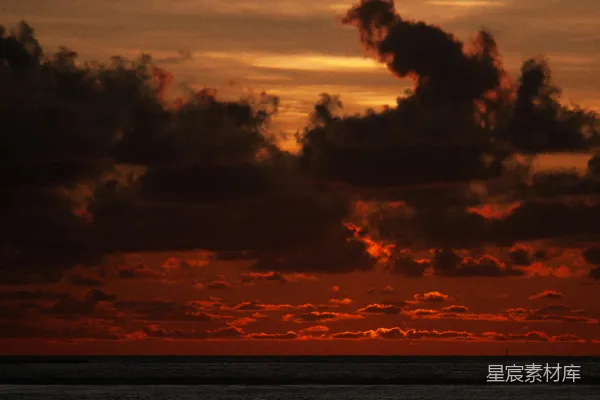 高清摄影 夕阳西下，映照在水面上