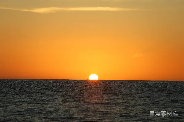 高清摄影 夕阳西下，照耀着海面。