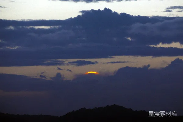 高清摄影 夕阳下山脉的剪影